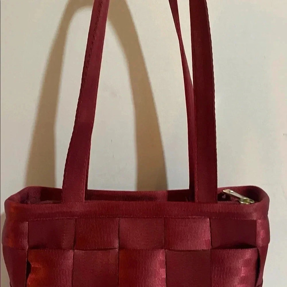 Harvey’s red original seatbelt shoulder handbag - Picture 9 of 13